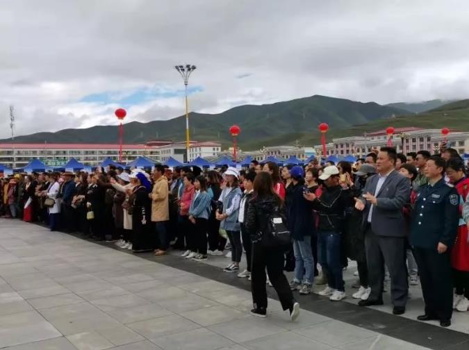 【就业扶贫服务】民族团结心连心 对口帮扶手牵手- -2019果洛州“脱贫攻坚、就业扶贫”金秋专场招聘活动今日顺利举行 【就业扶贫服务】民族团结心连心 对口帮扶手牵手- -2019果洛州“脱贫攻坚、就业扶贫”金秋专场招聘活动今日顺利举行