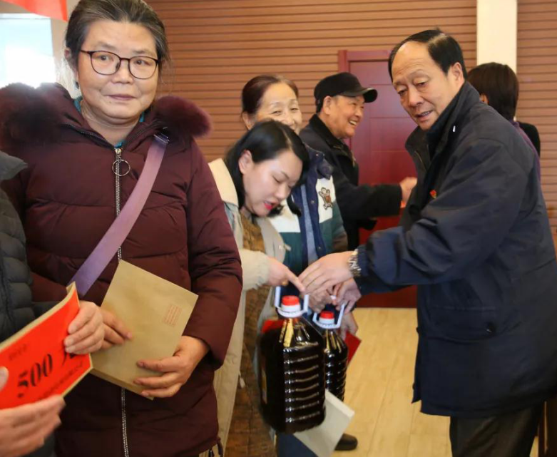 为响应中央扶贫攻坚号召,帮助贫困农户脱贫致 为响应中央扶贫攻坚号召,帮助贫困农户脱贫致